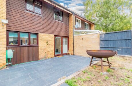 Property Bee - Coleridge Avenue, Yateley, Hampshire, GU46