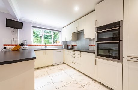 Property Bee - Ackrells Mead, Little Sandhurst, Berkshire, GU47
