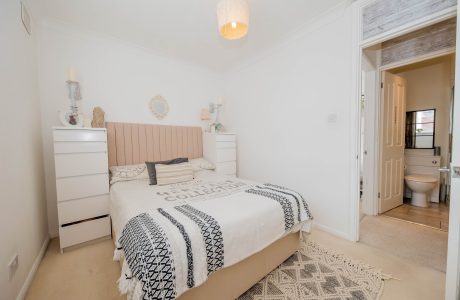 Property Bee - Coxmoor Close, Church Crookham, Hampshire, GU52