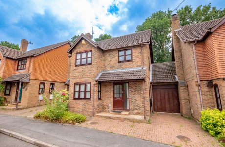 Property Bee - Cannon Close, Sandhurst, Berkshire, GU47