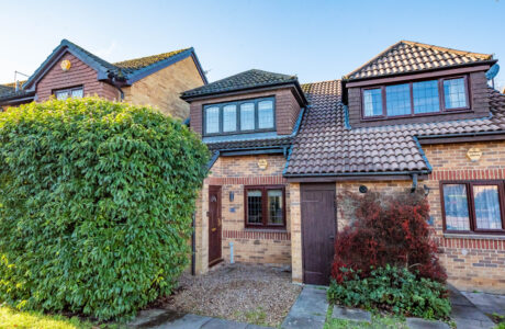 Property Bee - Rokes Place, Yateley, Hampshire, GU46