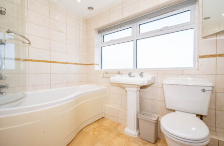 Property Bee - Bramling Avenue, Yateley, Hampshire, GU46