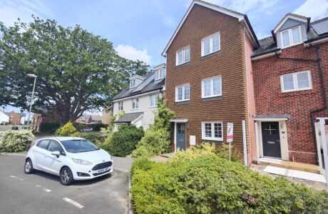 Property Bee - Jubilee Drive, Church Crookham, Hampshire, GU52
