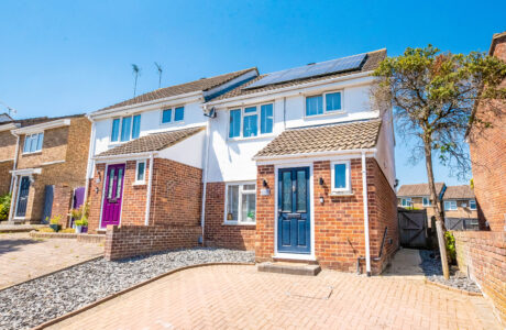 Property Bee - Wordsworth Avenue, Yateley, Hampshire, GU46