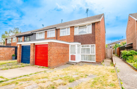 Property Bee - Kingfisher Drive, Yateley, Hampshire, GU46