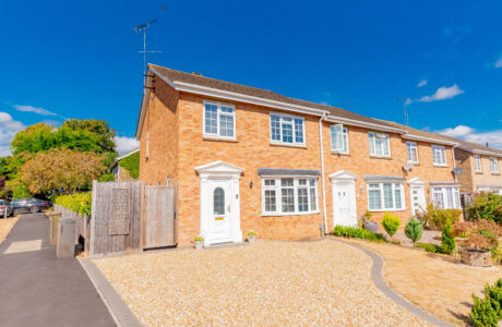 Property Bee - Hatherwood, Yateley, Hampshire, GU46