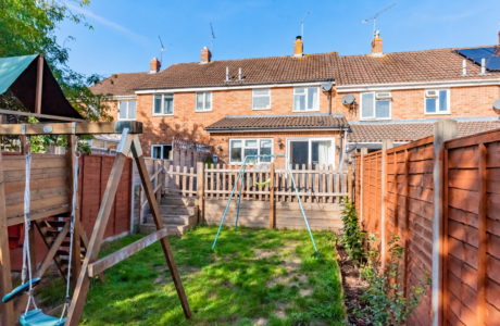 Property Bee - Cornfields, Yateley, Hampshire, GU46